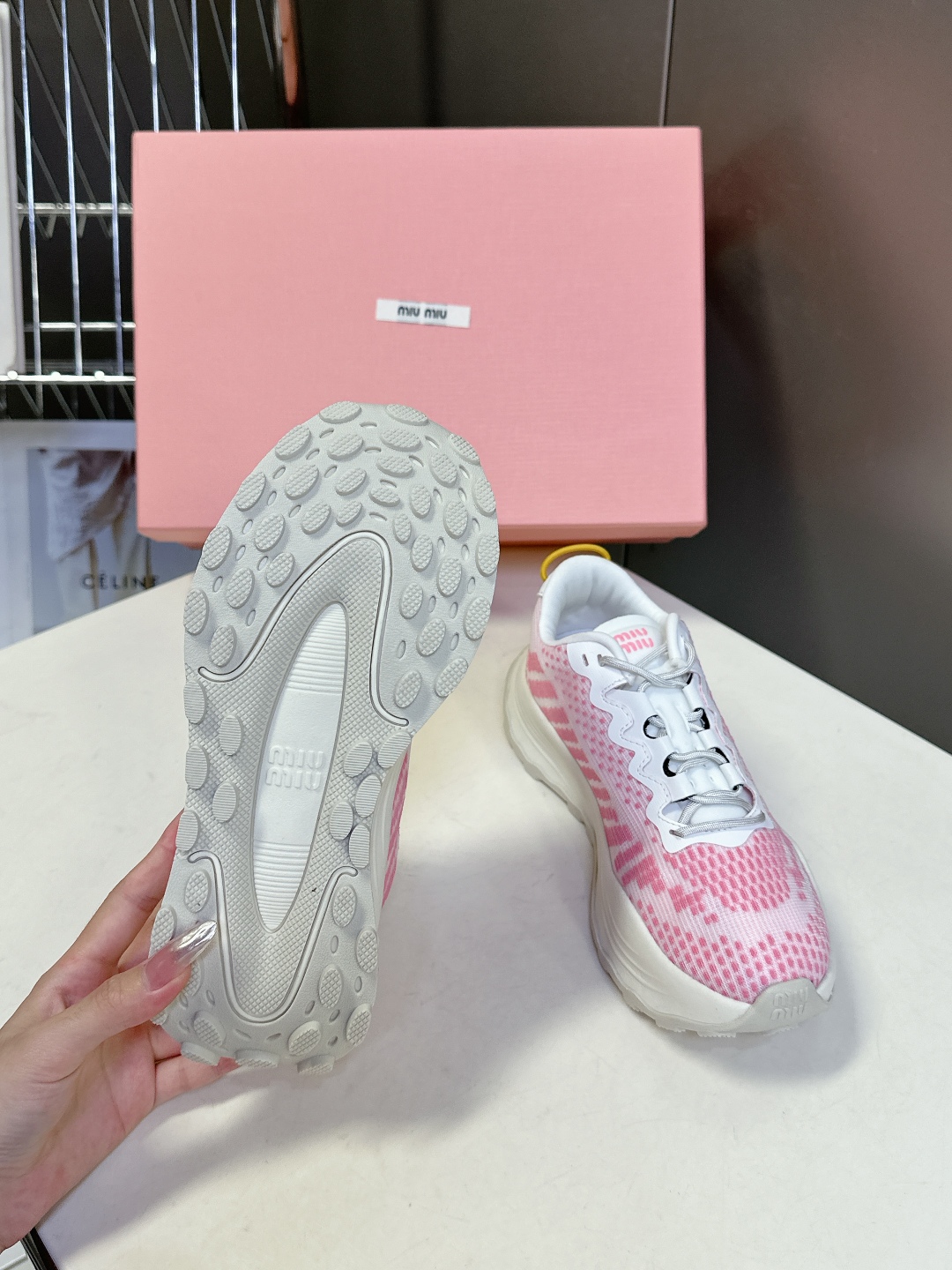  Miu Miu 缪缪春夏最新款美式 老爹鞋 运动鞋 
 颜值担当火爆款运动鞋 不得不入的一款～时尚，高