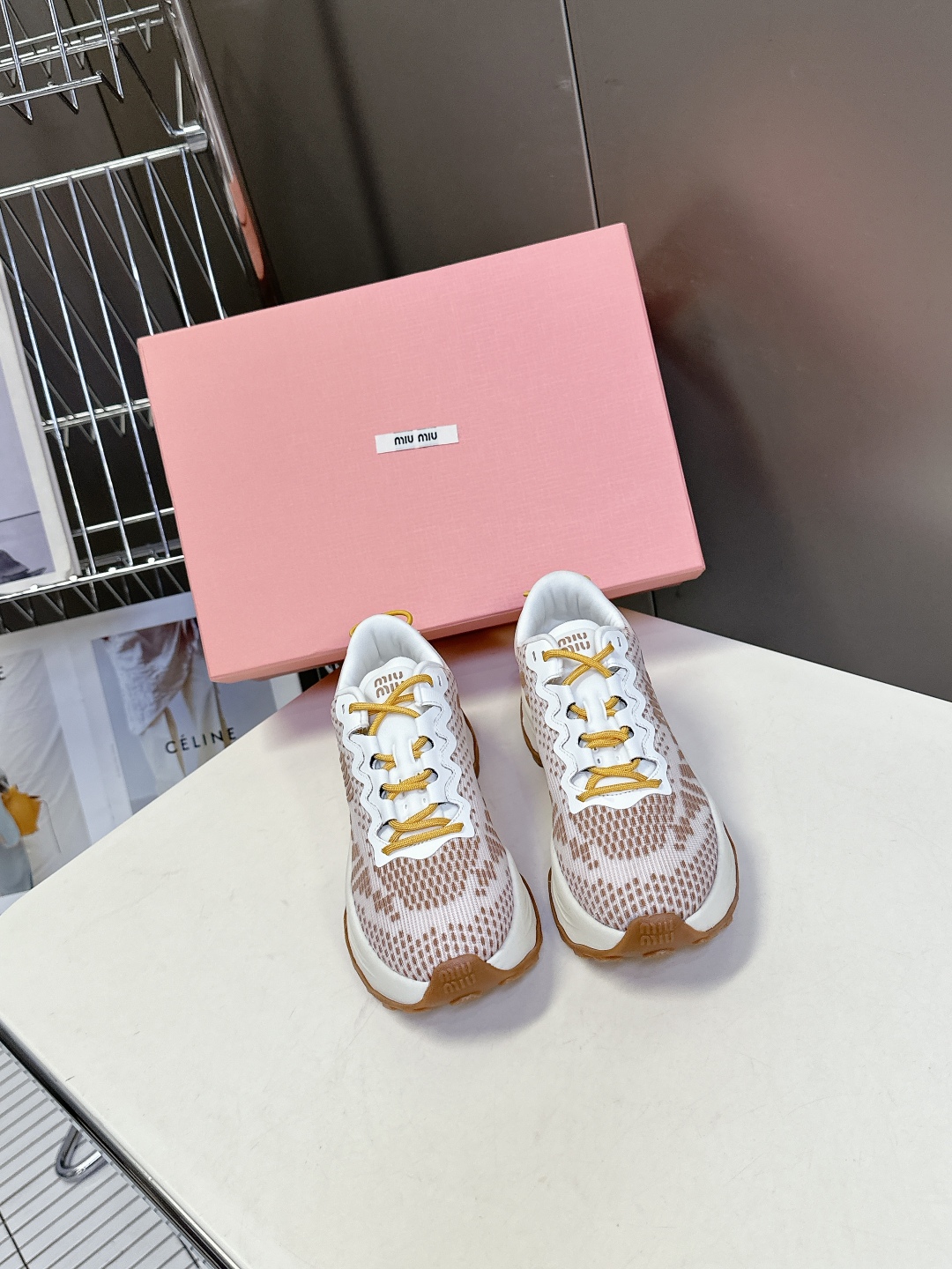  Miu Miu 缪缪春夏最新款美式 老爹鞋 运动鞋 
 颜值担当火爆款运动鞋 不得不入的一款～时尚，高