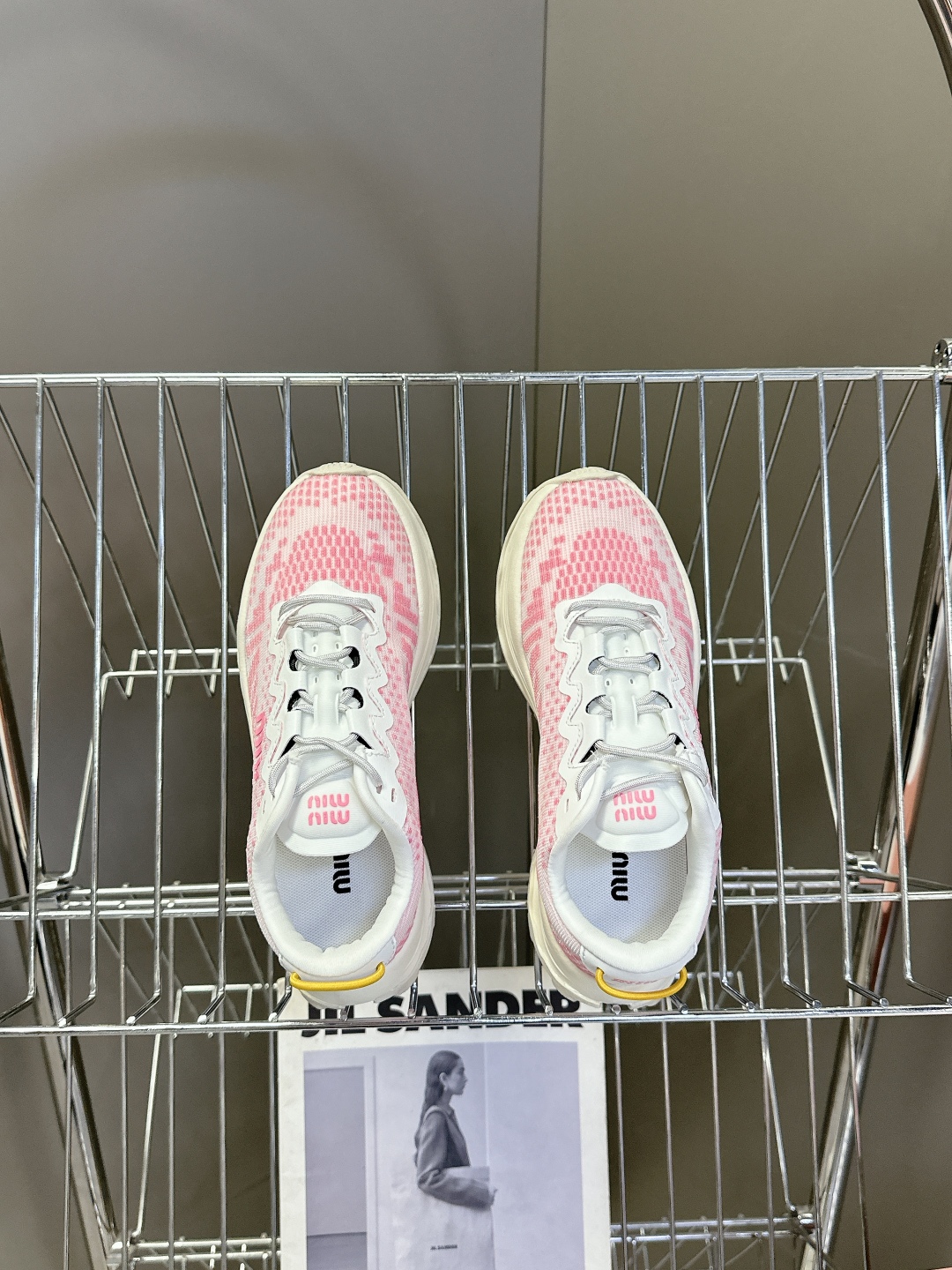 Miu Miu 缪缪春夏最新款美式 老爹鞋 运动鞋 
 颜值担当火爆款运动鞋 不得不入的一款～时尚，高