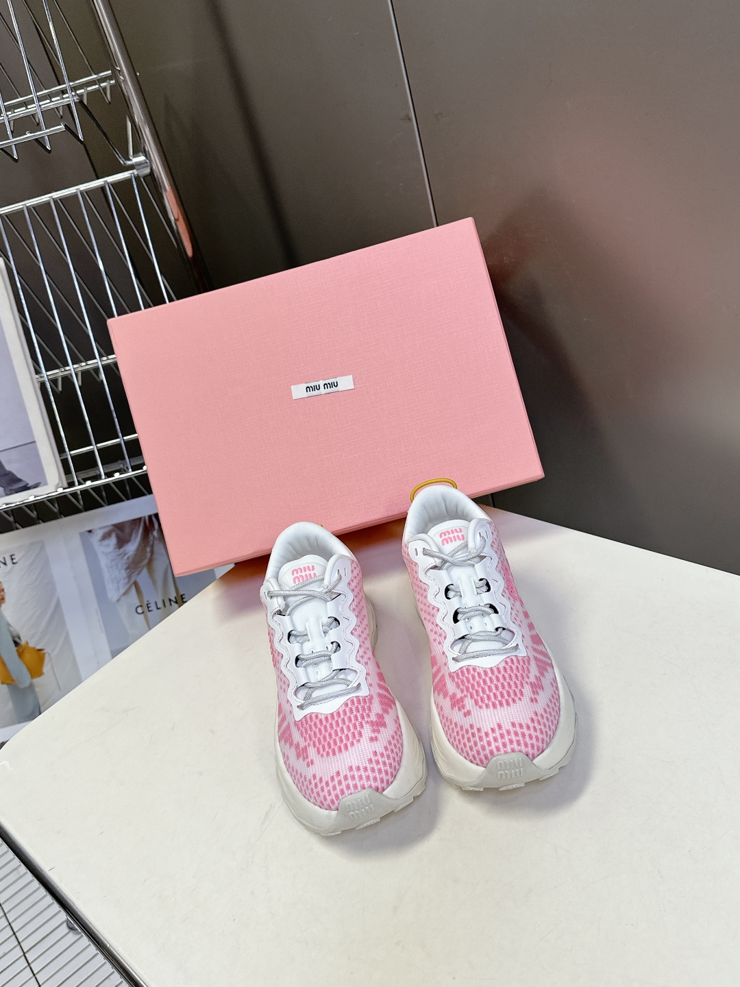  Miu Miu 缪缪春夏最新款美式 老爹鞋 运动鞋 
 颜值担当火爆款运动鞋 不得不入的一款～时尚，高