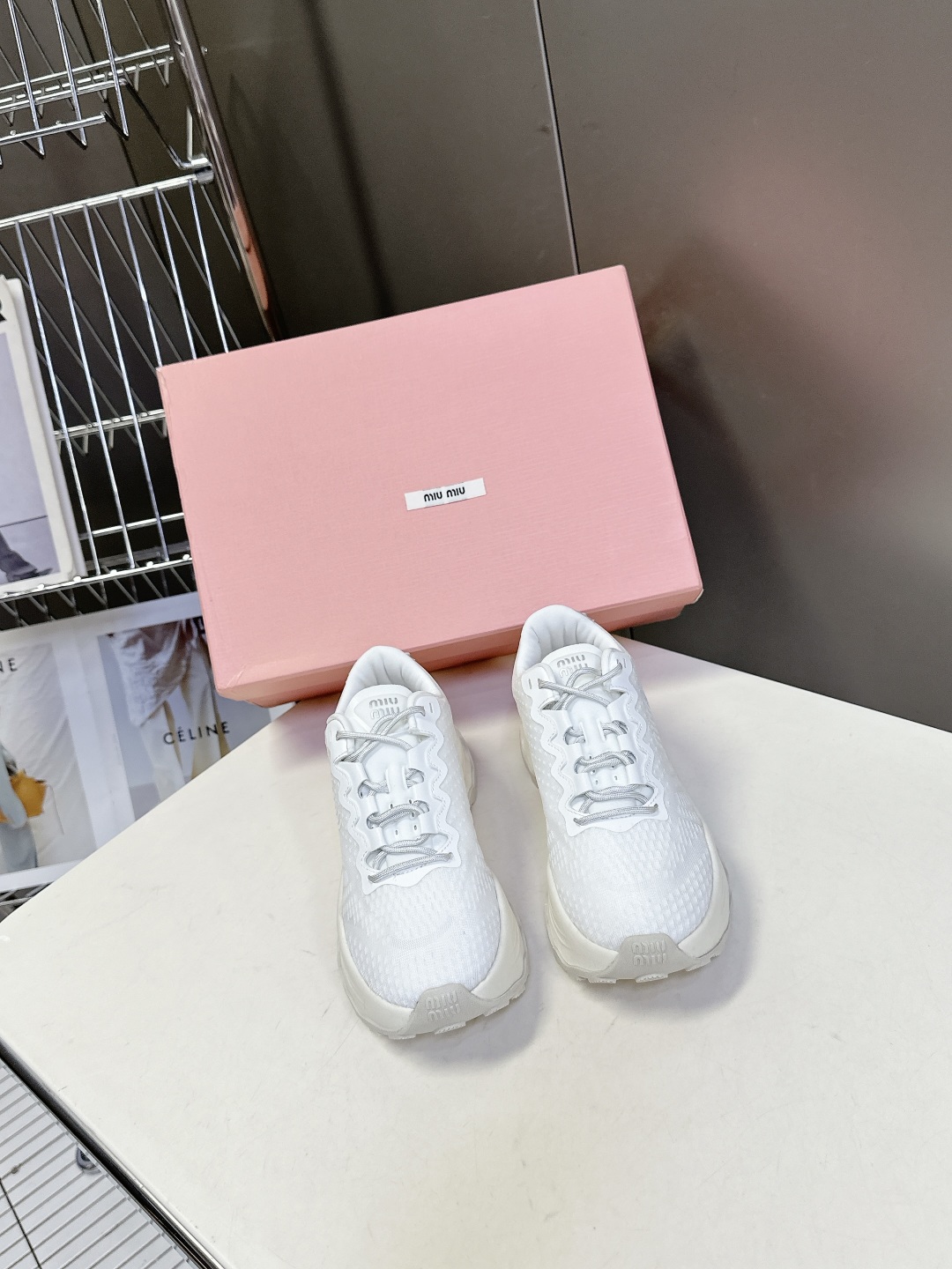  Miu Miu 缪缪春夏最新款美式 老爹鞋 运动鞋 
 颜值担当火爆款运动鞋 不得不入的一款～时尚，高