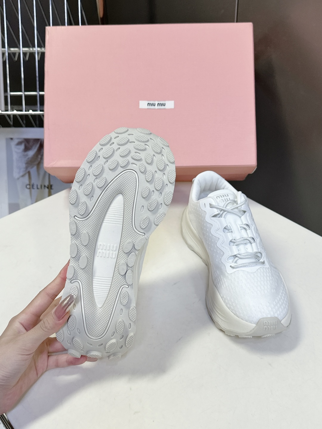  Miu Miu 缪缪春夏最新款美式 老爹鞋 运动鞋 
 颜值担当火爆款运动鞋 不得不入的一款～时尚，高