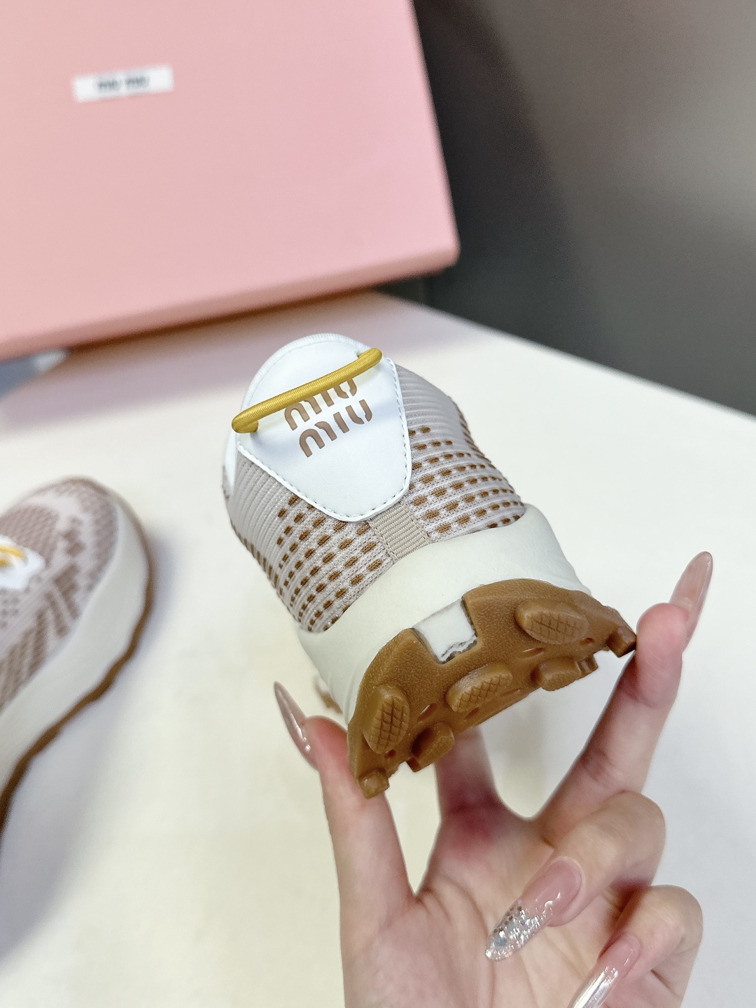  Miu Miu 缪缪春夏最新款美式 老爹鞋 运动鞋 
 颜值担当火爆款运动鞋 不得不入的一款～时尚，高