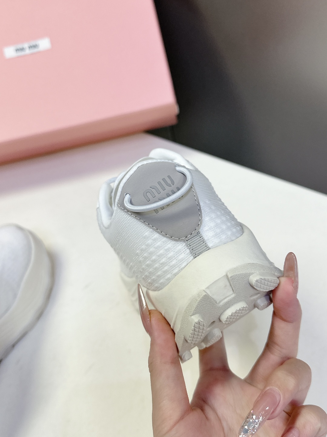  Miu Miu 缪缪春夏最新款美式 老爹鞋 运动鞋 
 颜值担当火爆款运动鞋 不得不入的一款～时尚，高