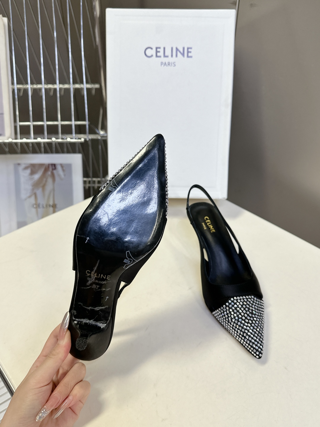  Celine思琳春夏凯旋门时装高跟鞋 柔美的露脚设计，

上脚真的超级显瘦超级美 C家特定的精致凯旋门
