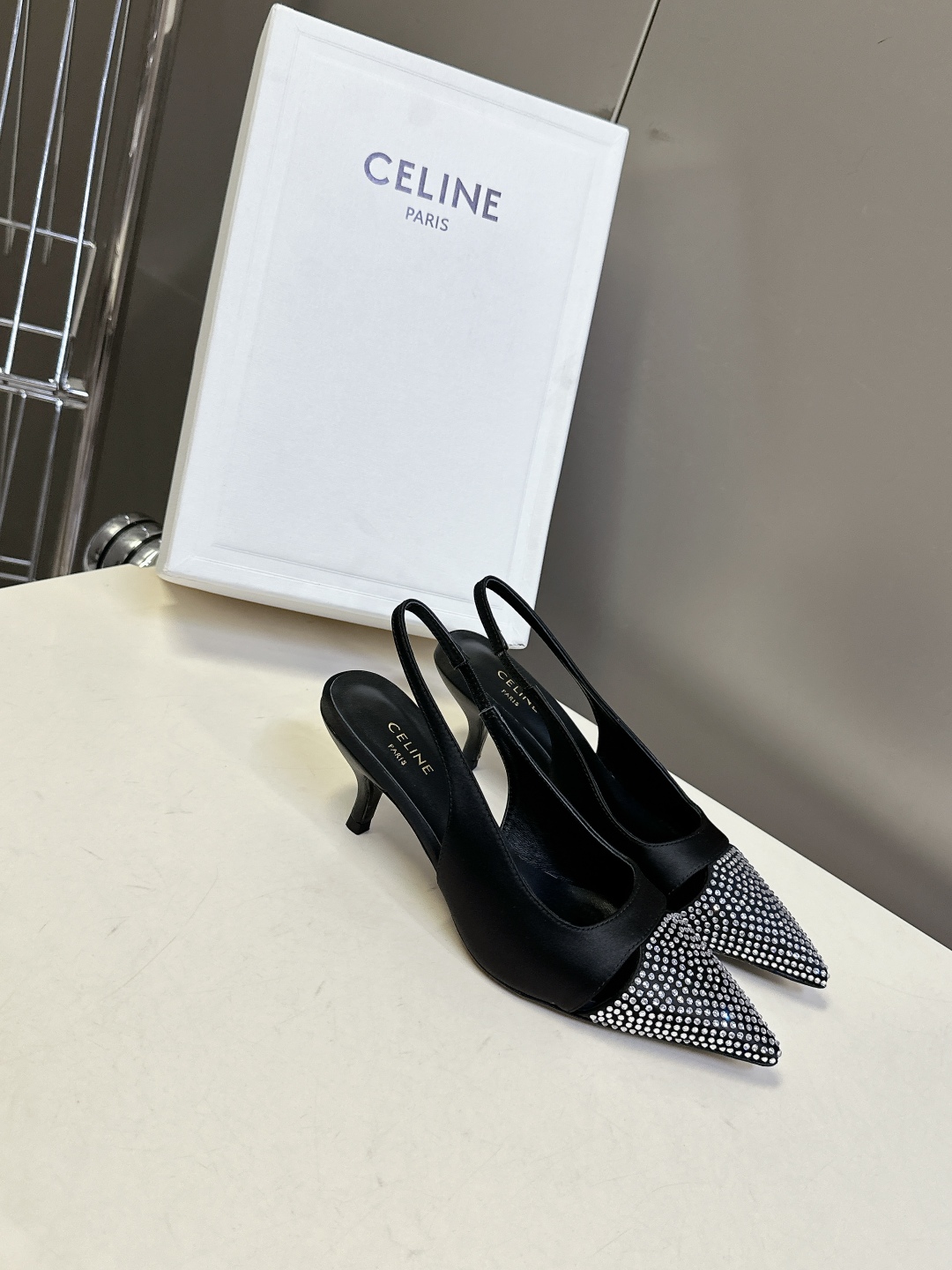  Celine思琳春夏凯旋门时装高跟鞋 柔美的露脚设计，

上脚真的超级显瘦超级美 C家特定的精致凯旋门