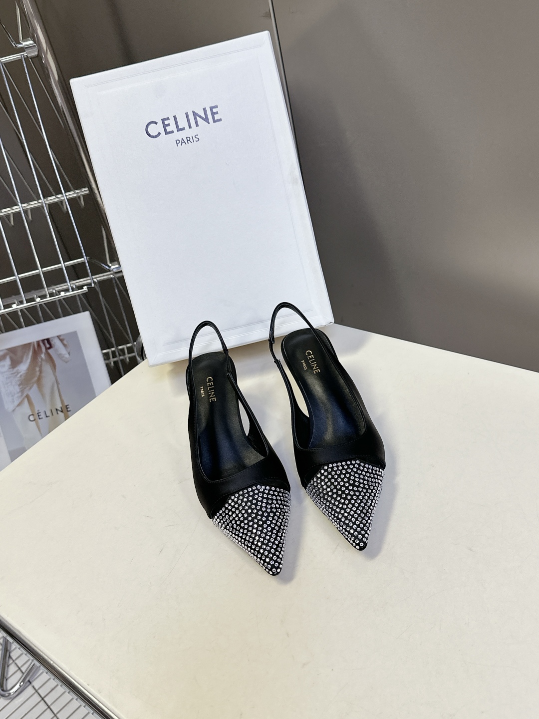  Celine思琳春夏凯旋门时装高跟鞋 柔美的露脚设计，

上脚真的超级显瘦超级美 C家特定的精致凯旋门