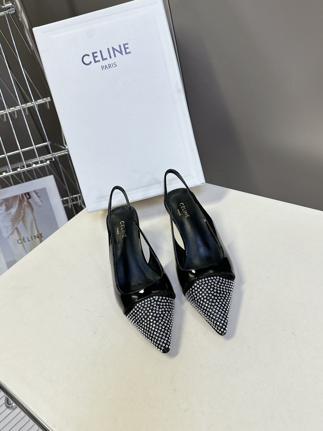  Celine思琳春夏凯旋门时装高跟鞋 柔美的露脚设计，

上脚真的超级显瘦超级美 C家特定的精致凯旋门