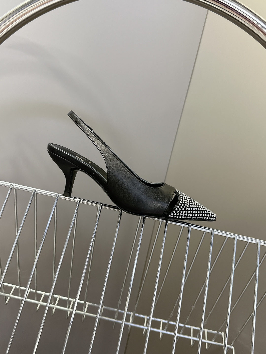  Celine思琳春夏凯旋门时装高跟鞋 柔美的露脚设计，

上脚真的超级显瘦超级美 C家特定的精致凯旋门