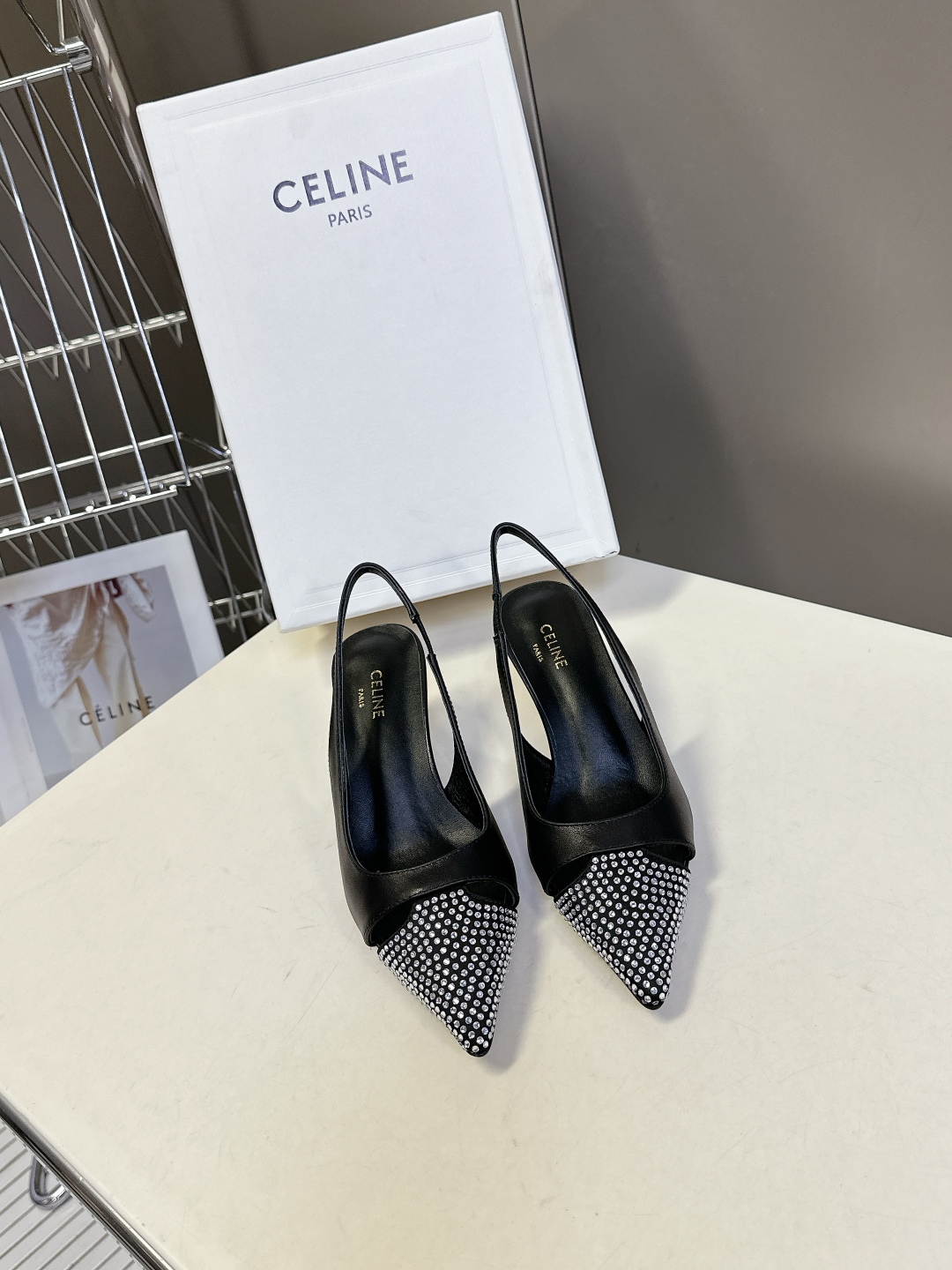  Celine思琳春夏凯旋门时装高跟鞋 柔美的露脚设计，

上脚真的超级显瘦超级美 C家特定的精致凯旋门