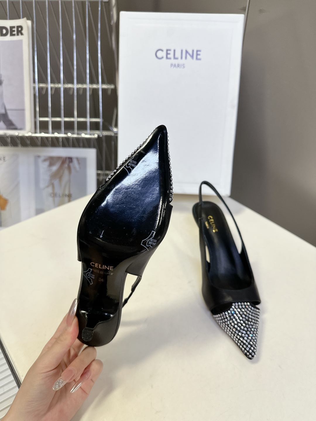  Celine思琳春夏凯旋门时装高跟鞋 柔美的露脚设计，

上脚真的超级显瘦超级美 C家特定的精致凯旋门