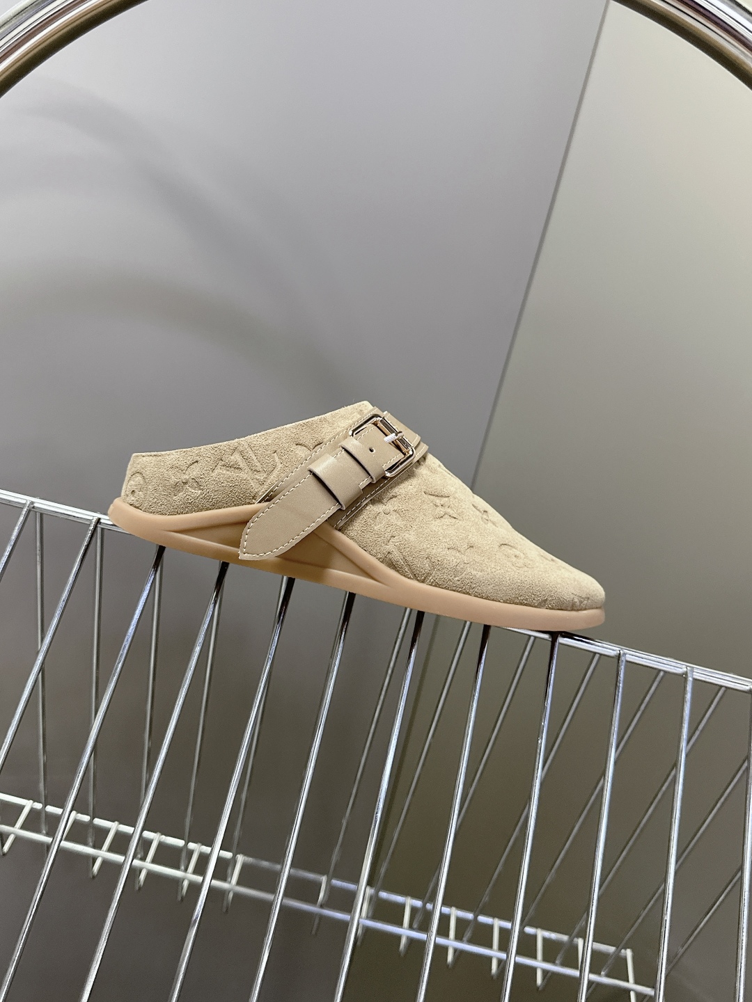  路易威登LV TO-GO COMFORT 博肯拖 包头鞋
  超多明星网红种草 时尚日常穿搭 懒人半拖