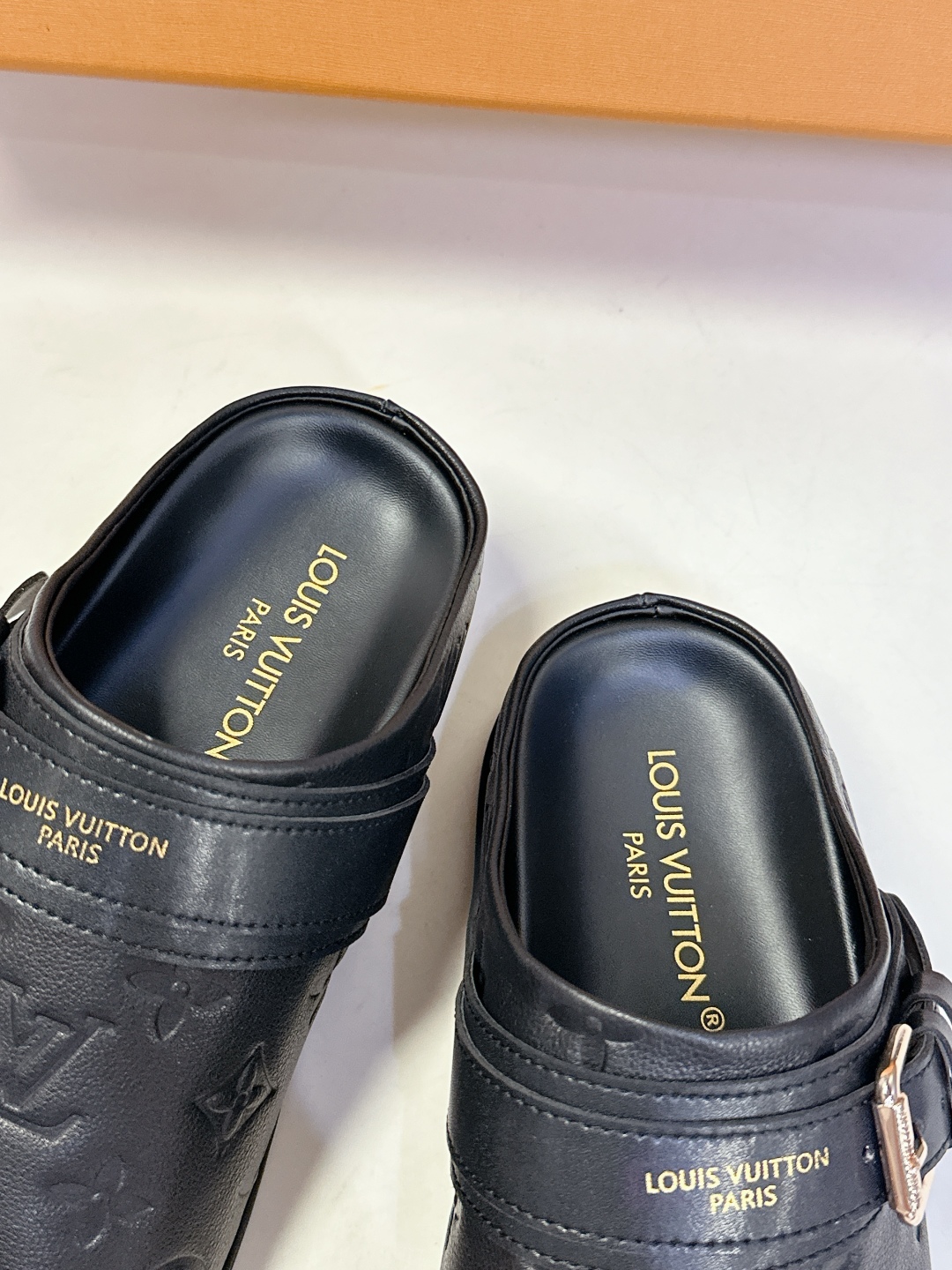  路易威登LV TO-GO COMFORT 博肯拖 包头鞋
  超多明星网红种草 时尚日常穿搭 懒人半拖