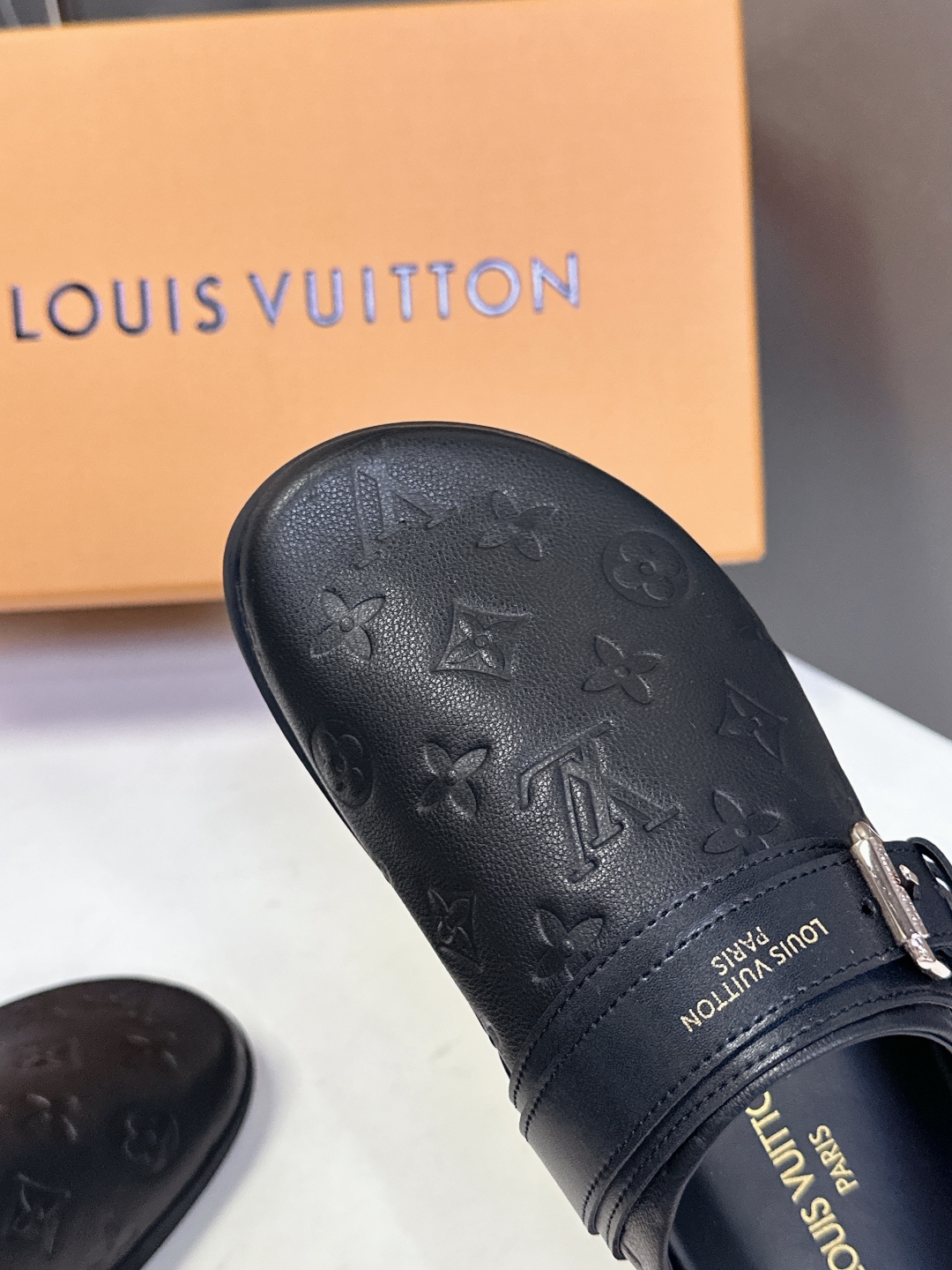  路易威登LV TO-GO COMFORT 博肯拖 包头鞋
  超多明星网红种草 时尚日常穿搭 懒人半拖