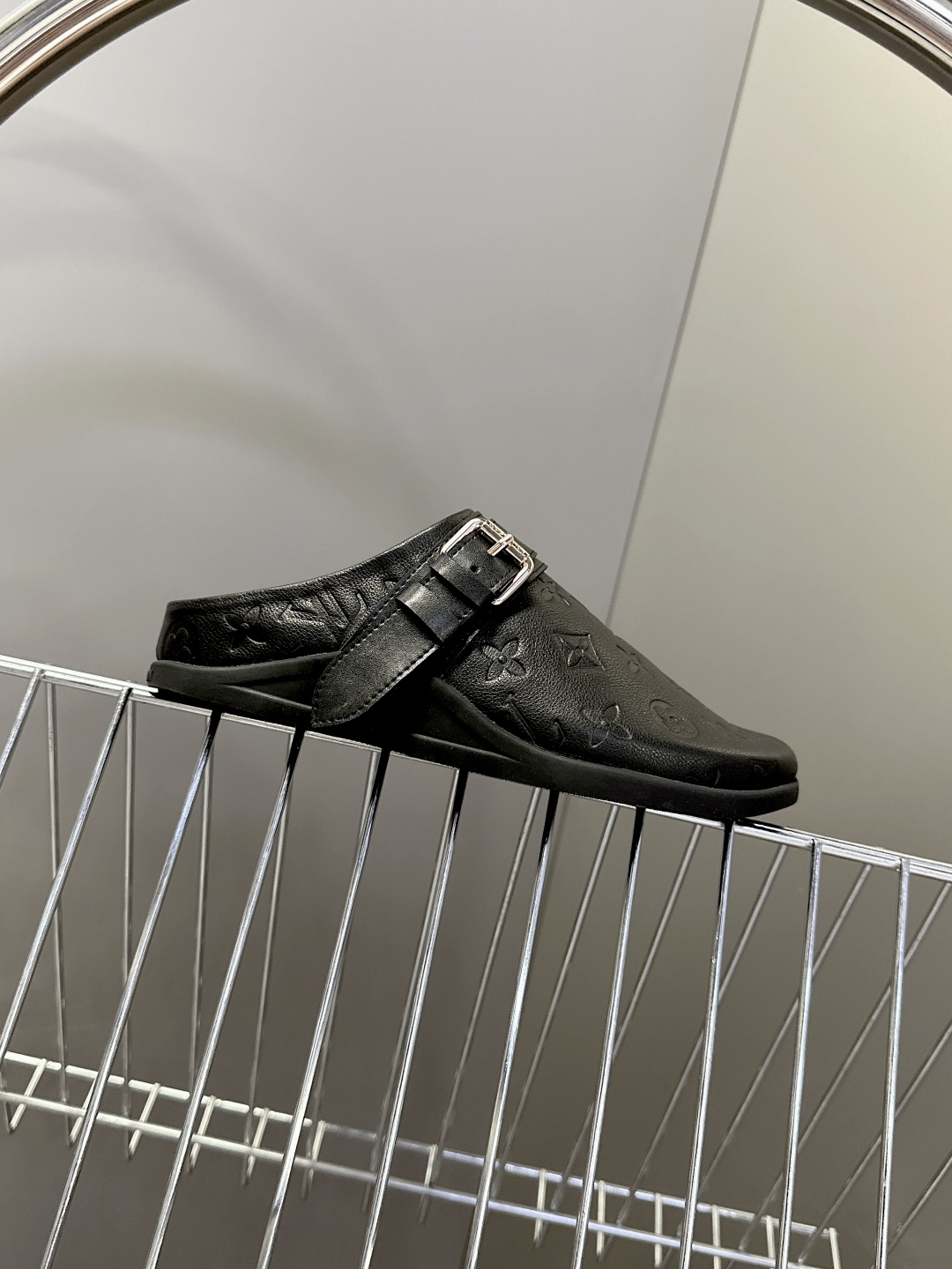  路易威登LV TO-GO COMFORT 博肯拖 包头鞋
  超多明星网红种草 时尚日常穿搭 懒人半拖