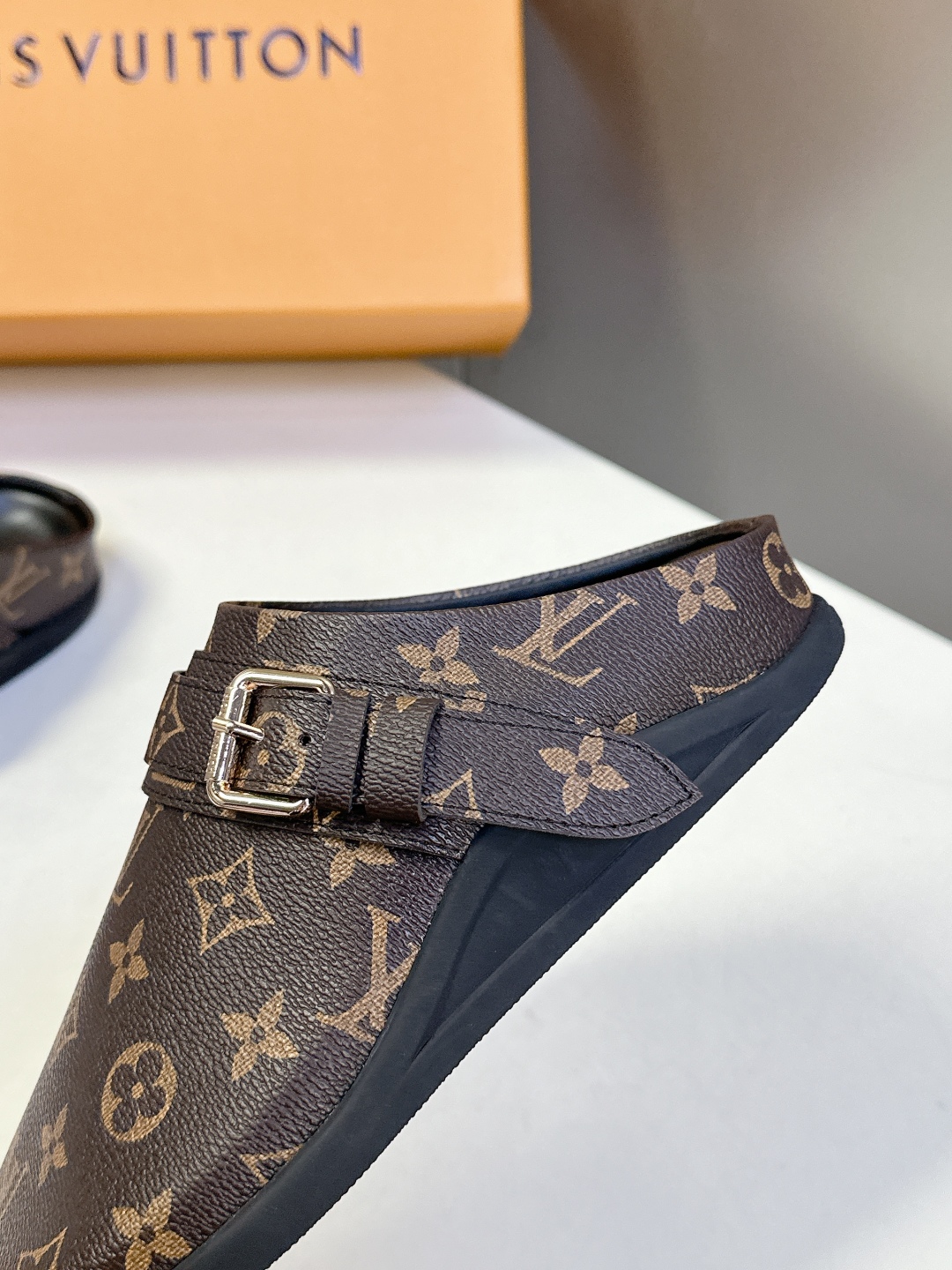  路易威登LV TO-GO COMFORT 博肯拖 包头鞋
  超多明星网红种草 时尚日常穿搭 懒人半拖