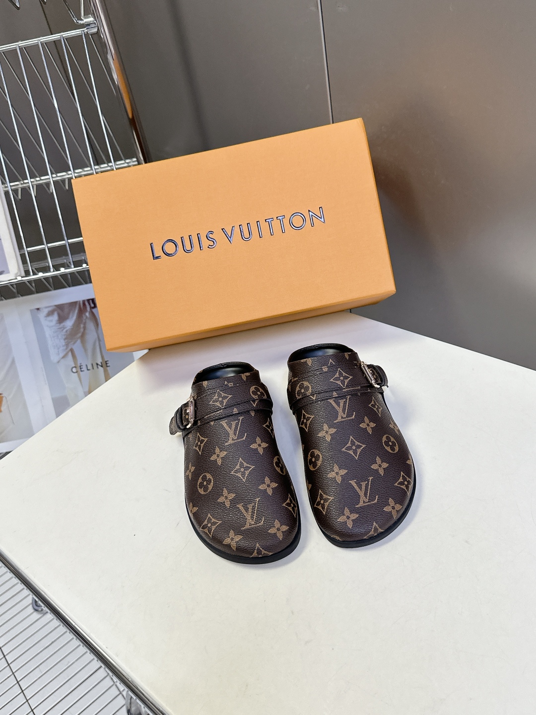  路易威登LV TO-GO COMFORT 博肯拖 包头鞋
  超多明星网红种草 时尚日常穿搭 懒人半拖