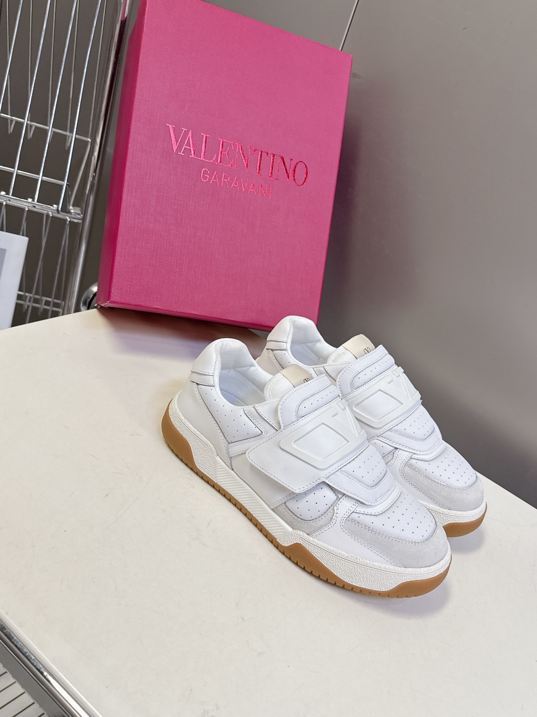  VALENTINO华伦天奴春夏最新款 休闲鞋
 超多明星时尚博主种草 Valentino 品牌标志性L