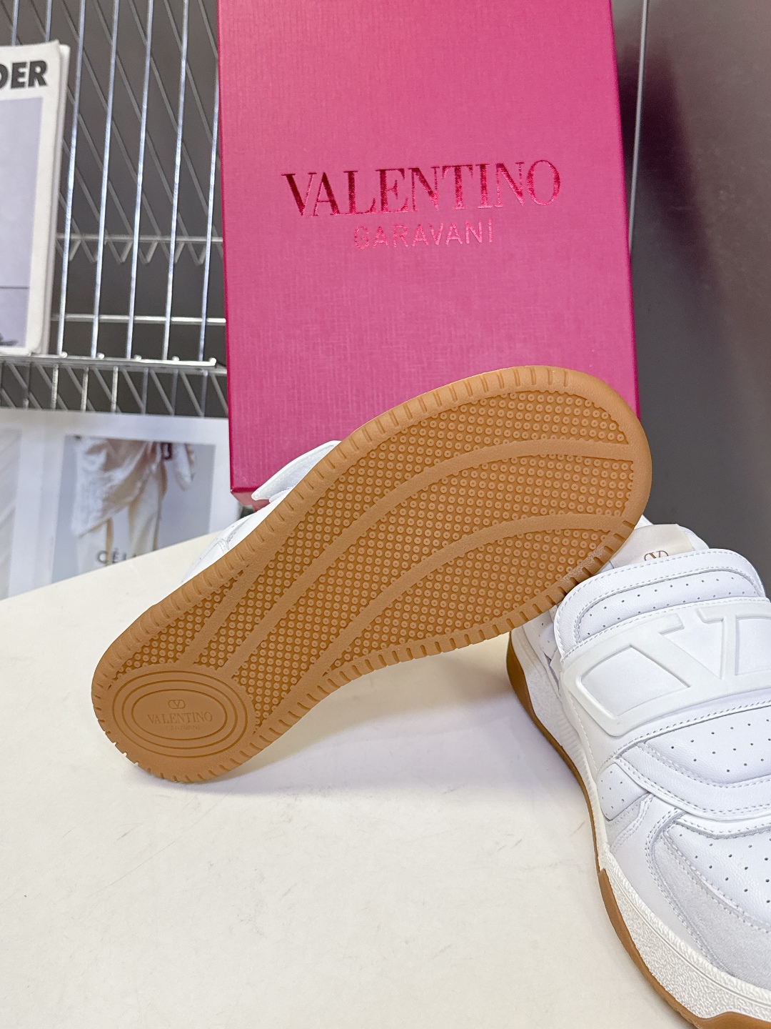  VALENTINO华伦天奴春夏最新款 休闲鞋
 超多明星时尚博主种草 Valentino 品牌标志性L