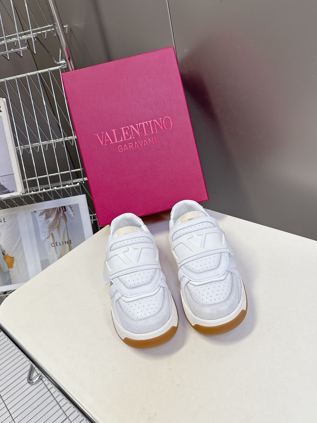  VALENTINO华伦天奴春夏最新款 休闲鞋
 超多明星时尚博主种草 Valentino 品牌标志性L