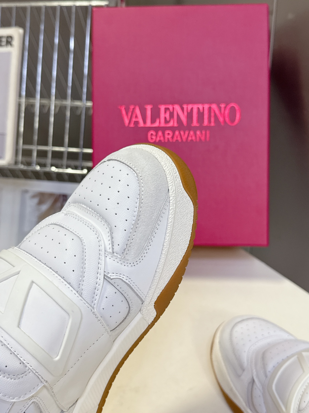  VALENTINO华伦天奴春夏最新款 休闲鞋
 超多明星时尚博主种草 Valentino 品牌标志性L