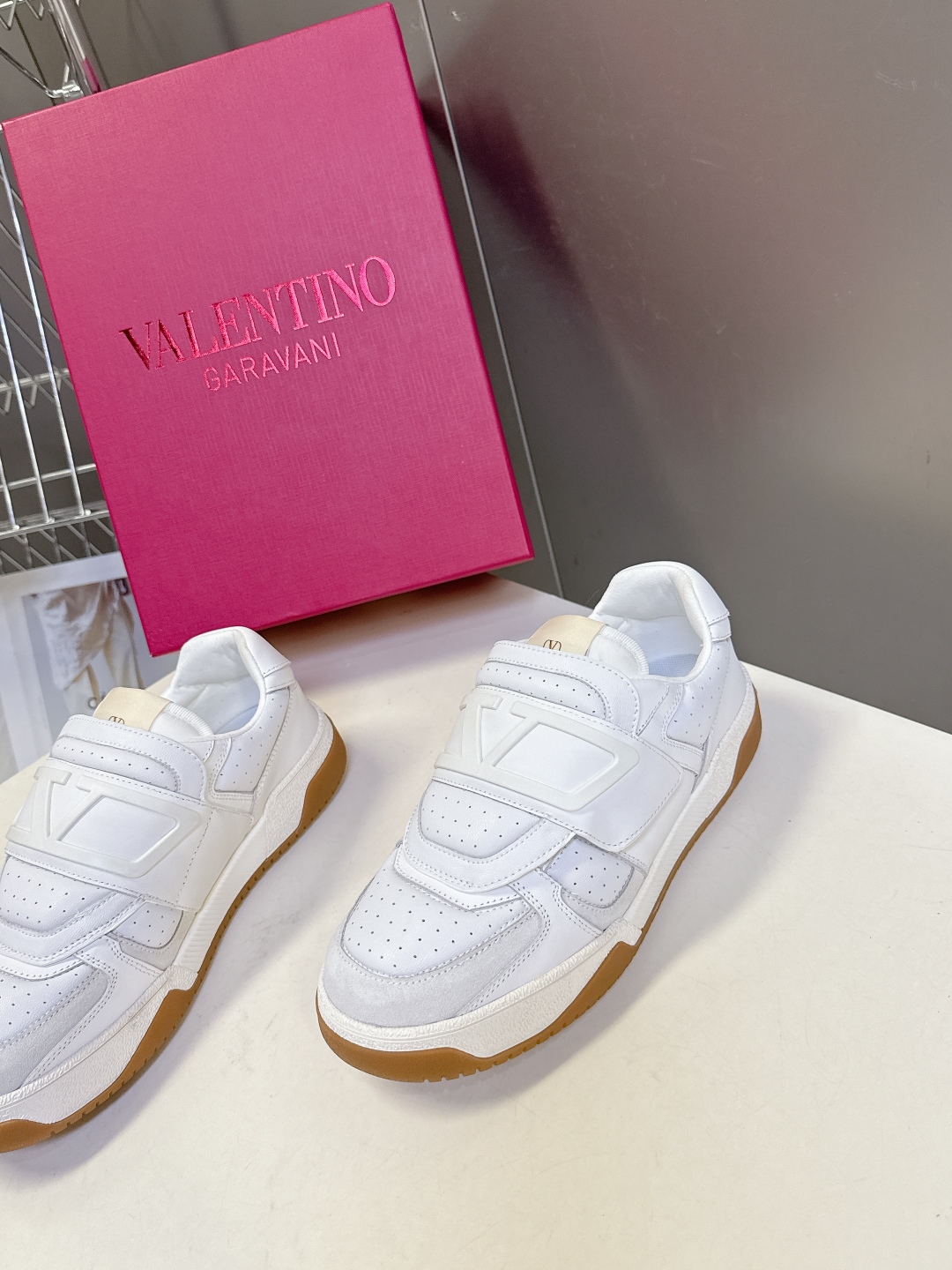  VALENTINO华伦天奴春夏最新款 休闲鞋
 超多明星时尚博主种草 Valentino 品牌标志性L