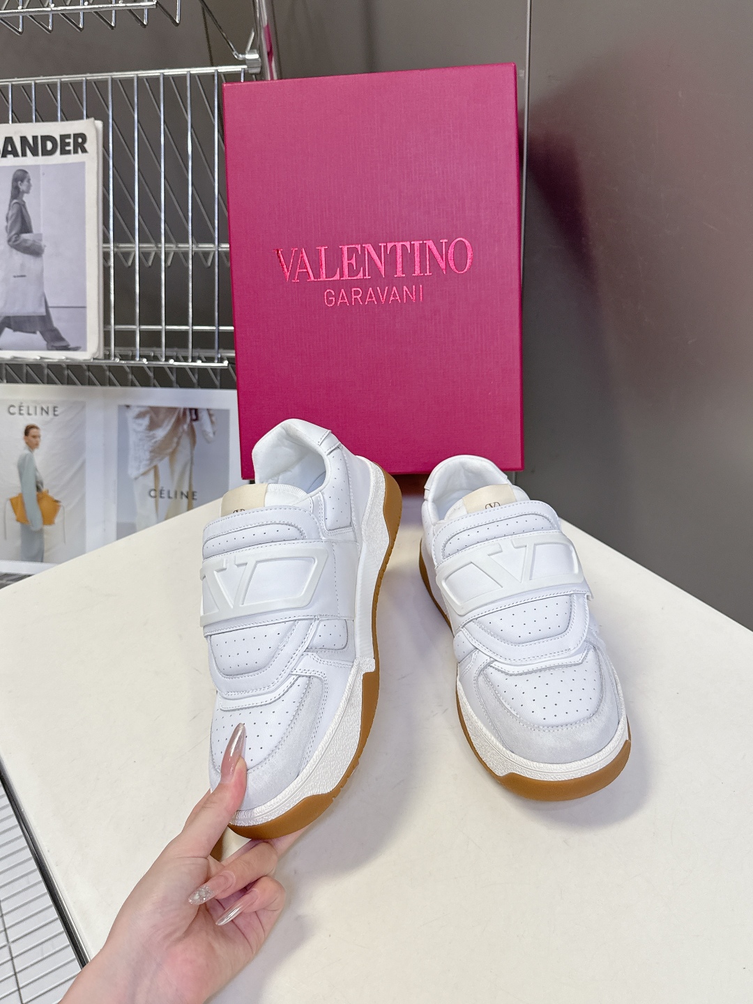  VALENTINO华伦天奴春夏最新款 休闲鞋
 超多明星时尚博主种草 Valentino 品牌标志性L