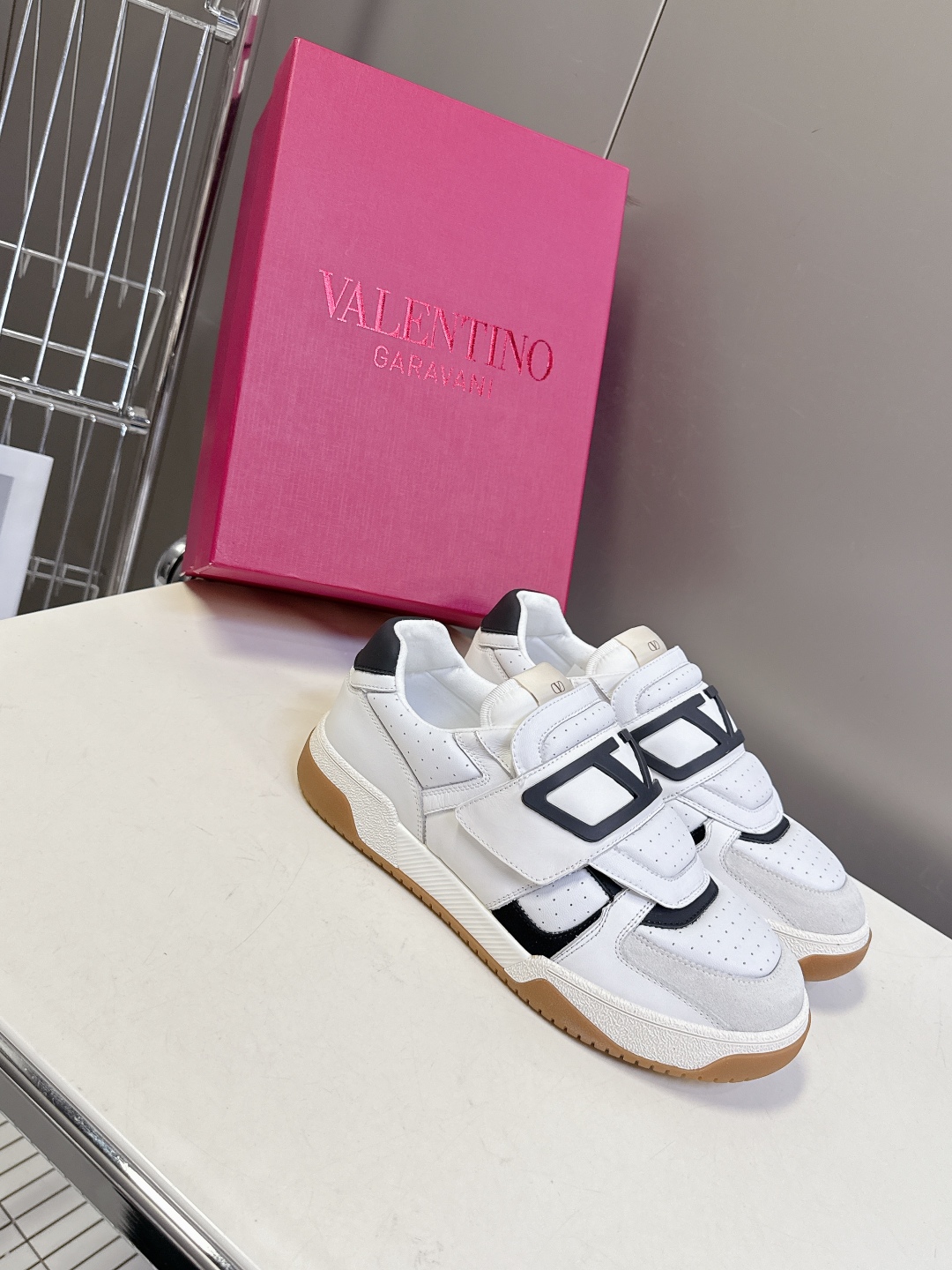  VALENTINO华伦天奴春夏最新款 休闲鞋
 超多明星时尚博主种草 Valentino 品牌标志性L