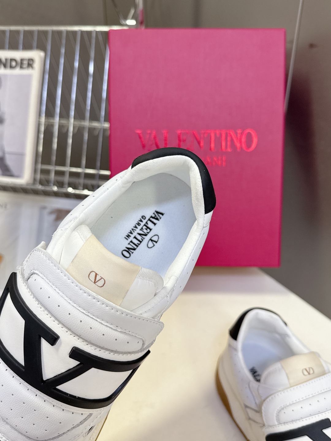  VALENTINO华伦天奴春夏最新款 休闲鞋
 超多明星时尚博主种草 Valentino 品牌标志性L