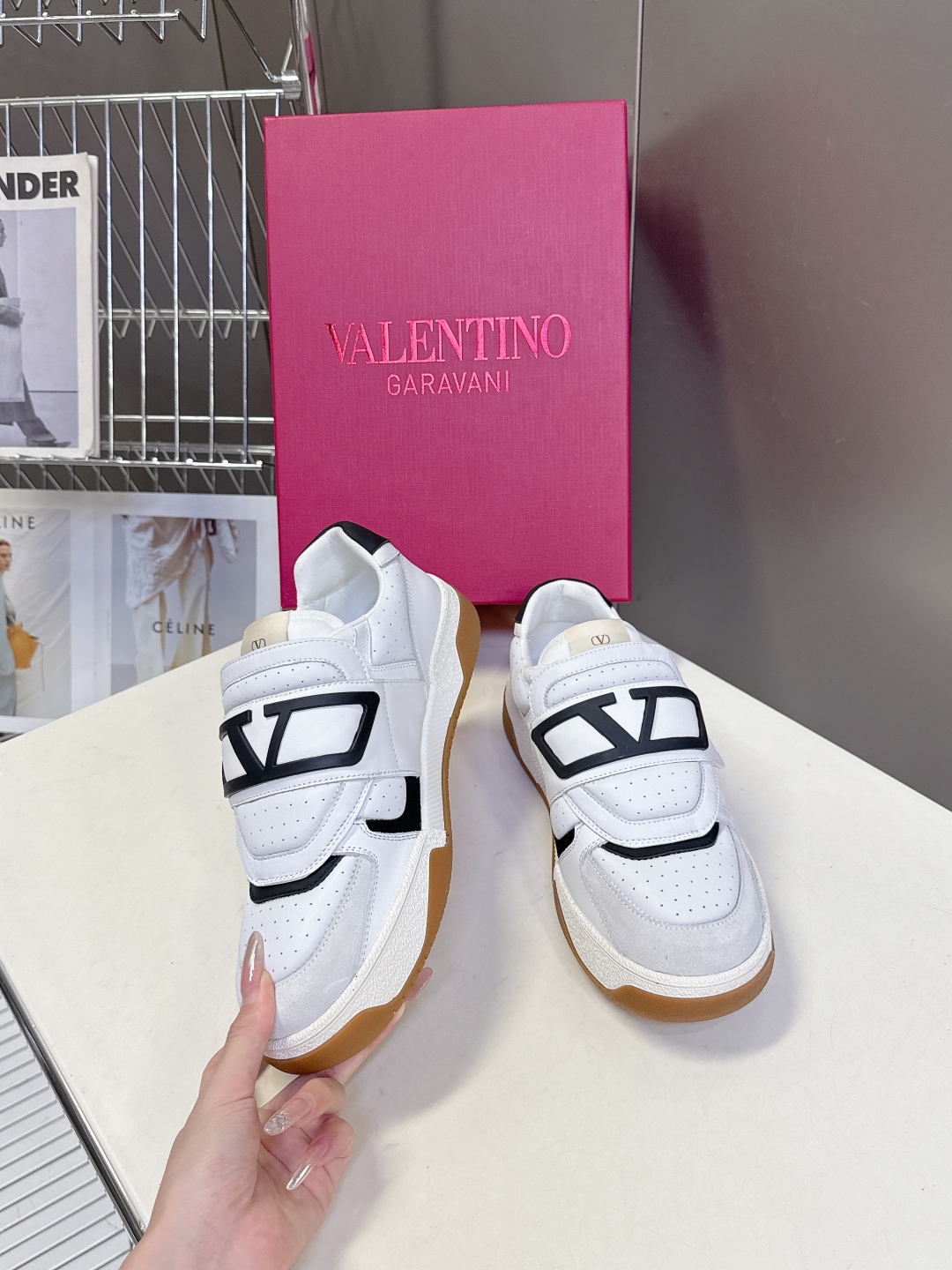  VALENTINO华伦天奴春夏最新款 休闲鞋
 超多明星时尚博主种草 Valentino 品牌标志性L