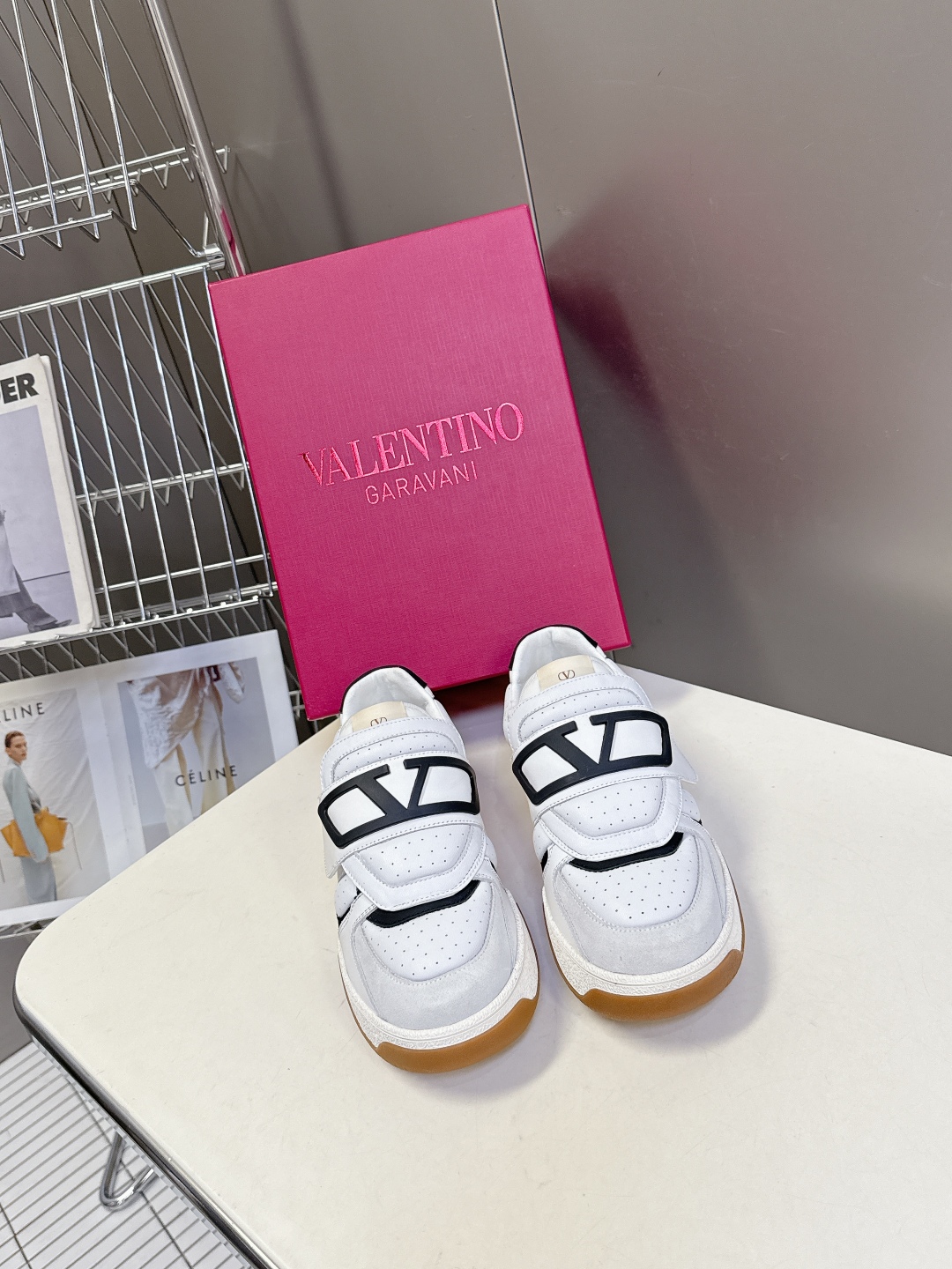  VALENTINO华伦天奴春夏最新款 休闲鞋
 超多明星时尚博主种草 Valentino 品牌标志性L
