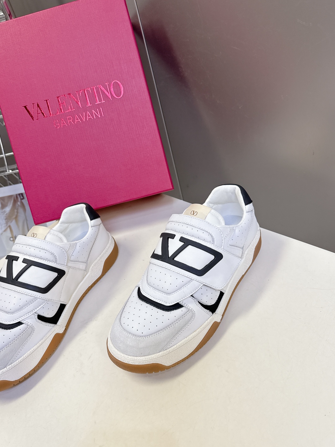  VALENTINO华伦天奴春夏最新款 休闲鞋
 超多明星时尚博主种草 Valentino 品牌标志性L