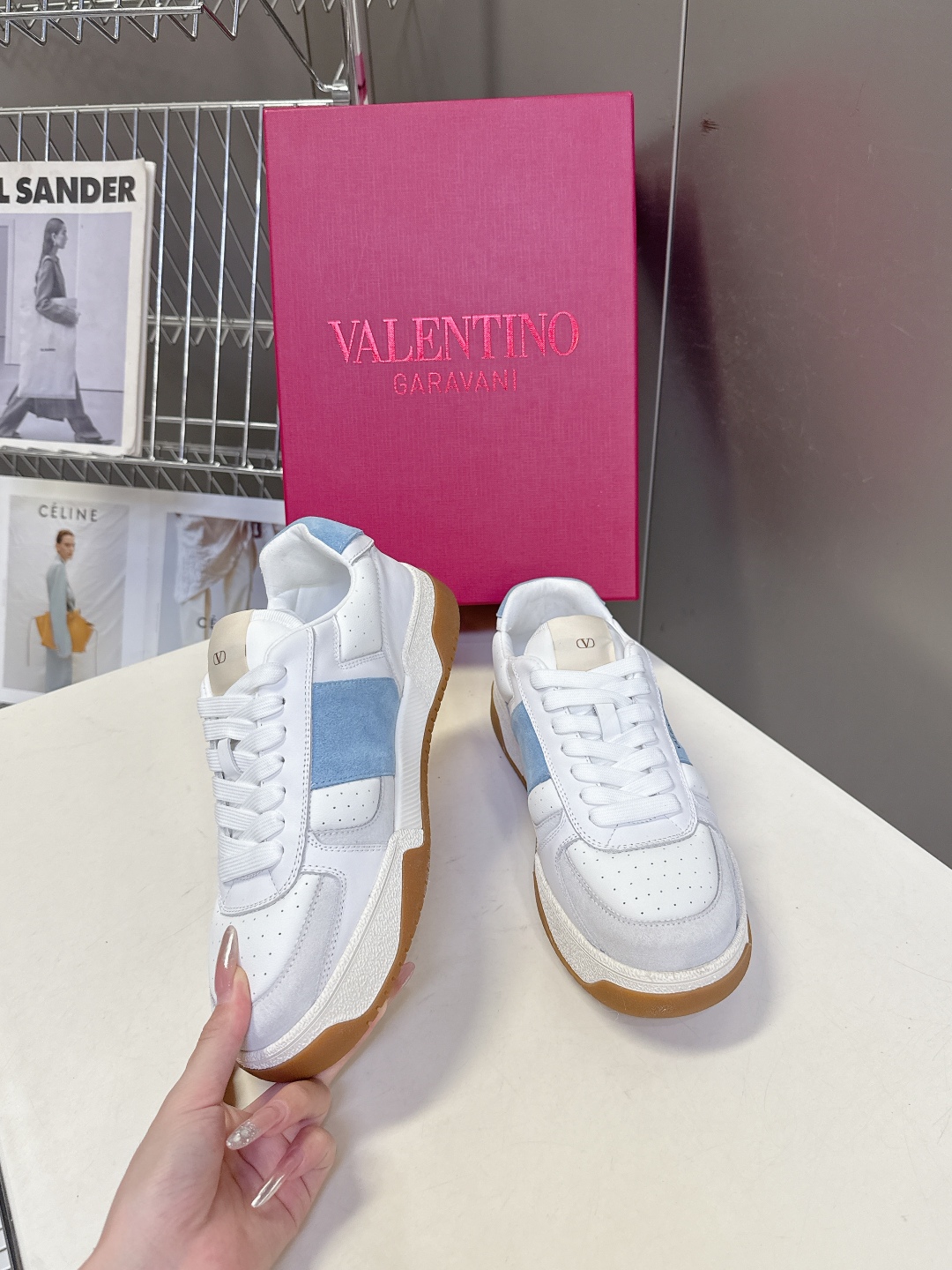  VALENTINO华伦天奴春夏最新款 休闲鞋
 超多明星时尚博主种草 Valentino 品牌标志性L