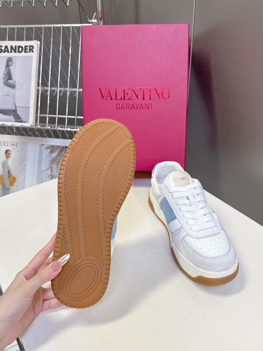  VALENTINO华伦天奴春夏最新款 休闲鞋
 超多明星时尚博主种草 Valentino 品牌标志性L