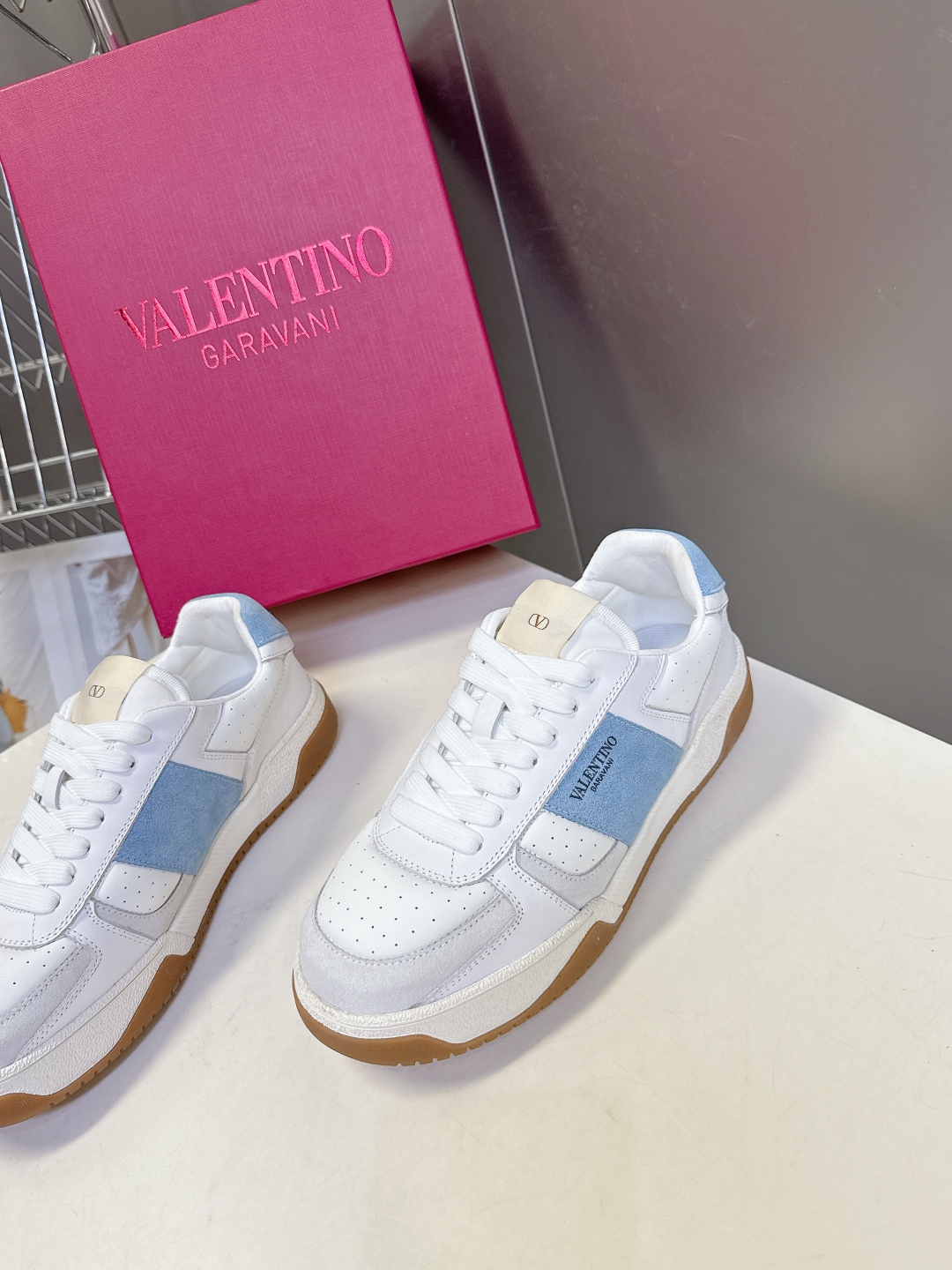  VALENTINO华伦天奴春夏最新款 休闲鞋
 超多明星时尚博主种草 Valentino 品牌标志性L