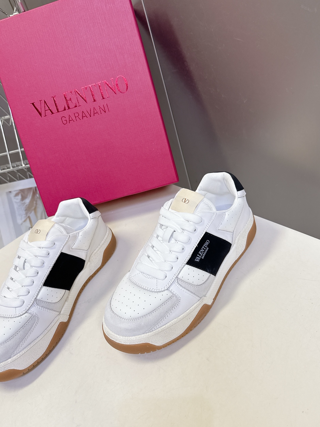  VALENTINO华伦天奴春夏最新款 休闲鞋
 超多明星时尚博主种草 Valentino 品牌标志性L