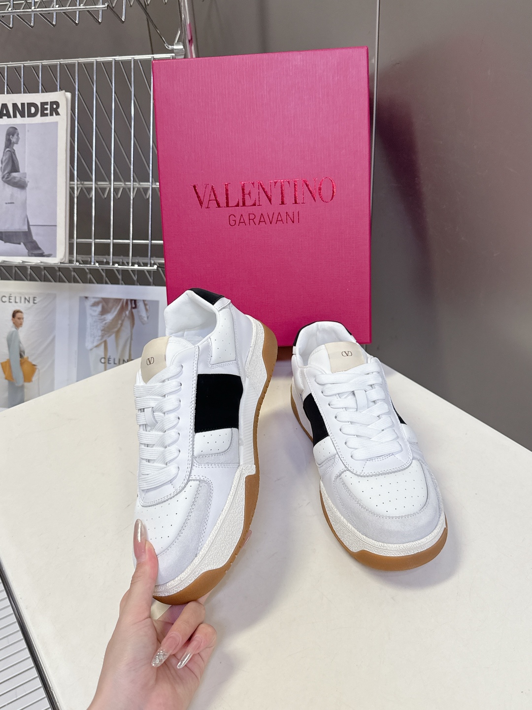  VALENTINO华伦天奴春夏最新款 休闲鞋
 超多明星时尚博主种草 Valentino 品牌标志性L