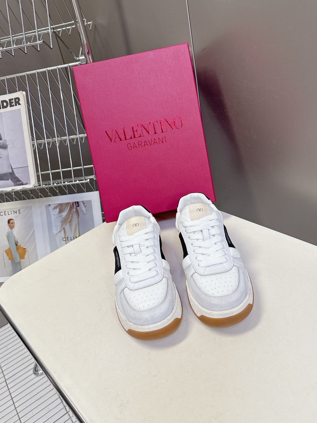  VALENTINO华伦天奴春夏最新款 休闲鞋
 超多明星时尚博主种草 Valentino 品牌标志性L