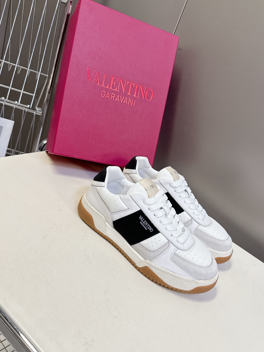  VALENTINO华伦天奴春夏最新款 休闲鞋
 超多明星时尚博主种草 Valentino 品牌标志性L