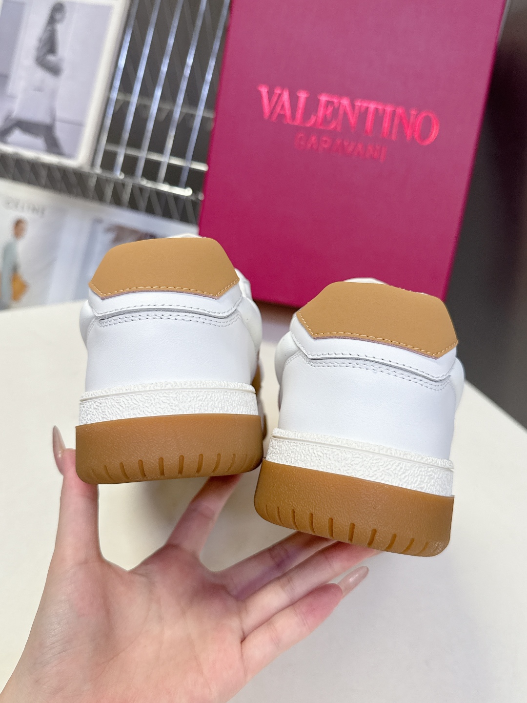  VALENTINO华伦天奴春夏最新款 休闲鞋
 超多明星时尚博主种草 Valentino 品牌标志性L