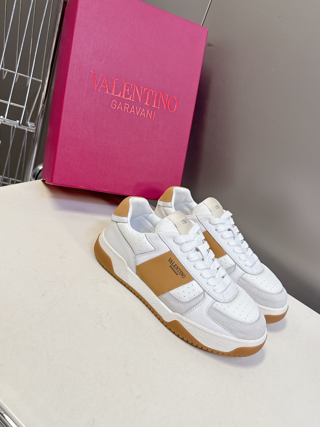  VALENTINO华伦天奴春夏最新款 休闲鞋
 超多明星时尚博主种草 Valentino 品牌标志性L
