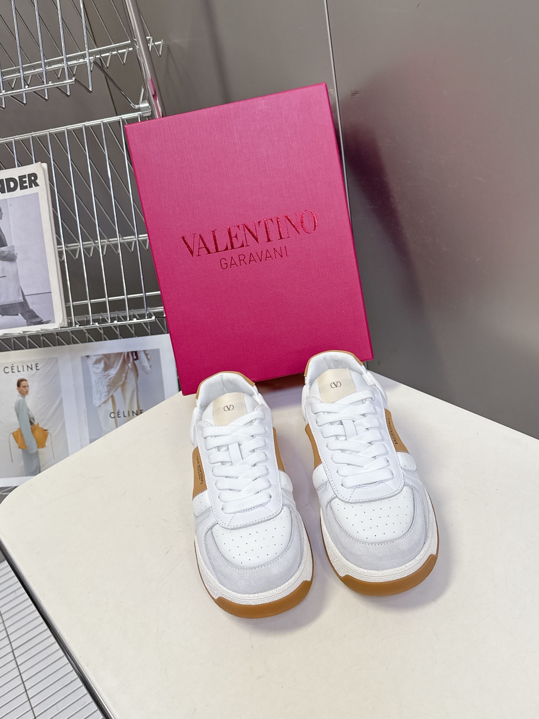  VALENTINO华伦天奴春夏最新款 休闲鞋
 超多明星时尚博主种草 Valentino 品牌标志性L