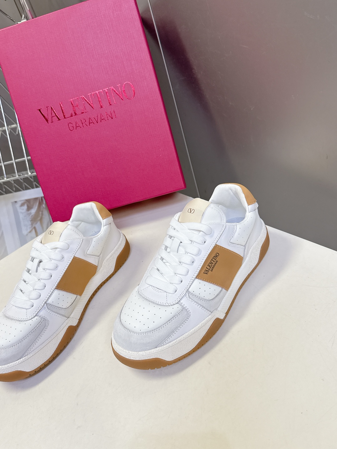  VALENTINO华伦天奴春夏最新款 休闲鞋
 超多明星时尚博主种草 Valentino 品牌标志性L