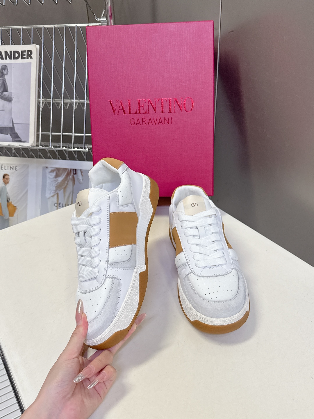  VALENTINO华伦天奴春夏最新款 休闲鞋
 超多明星时尚博主种草 Valentino 品牌标志性L