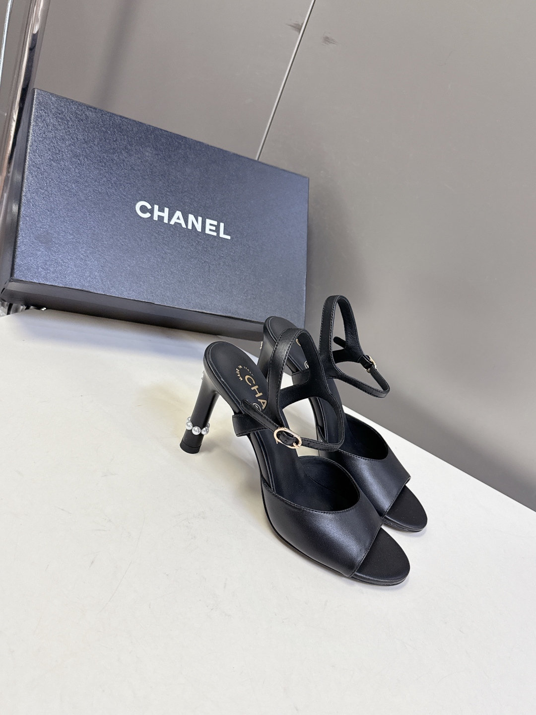 香奈儿CHANEL春夏最新款高跟时装凉鞋鞋
      超多网红时尚博主种草 高级感舒适，配女神们的半