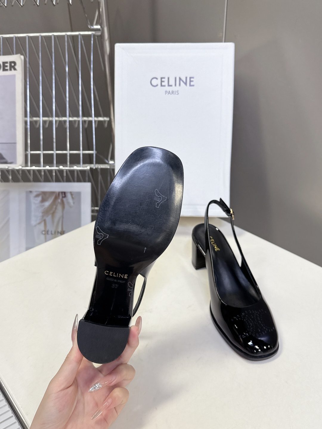  Celine思琳春夏凯旋门时装高跟鞋 柔美的露脚设计，

上脚真的超级显瘦超级美 C家特定的精致凯旋门