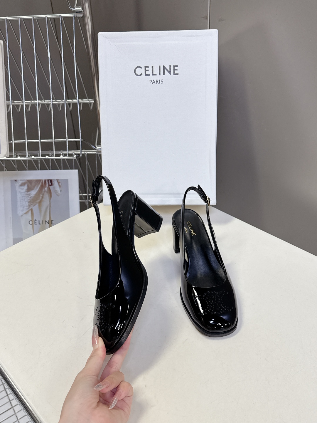  Celine思琳春夏凯旋门时装高跟鞋 柔美的露脚设计，

上脚真的超级显瘦超级美 C家特定的精致凯旋门