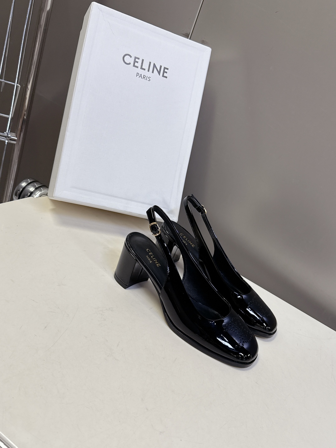  Celine思琳春夏凯旋门时装高跟鞋 柔美的露脚设计，

上脚真的超级显瘦超级美 C家特定的精致凯旋门