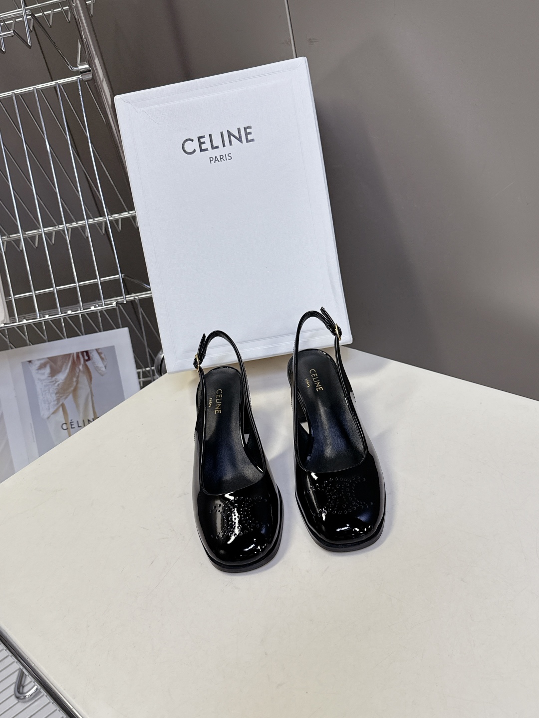  Celine思琳春夏凯旋门时装高跟鞋 柔美的露脚设计，

上脚真的超级显瘦超级美 C家特定的精致凯旋门