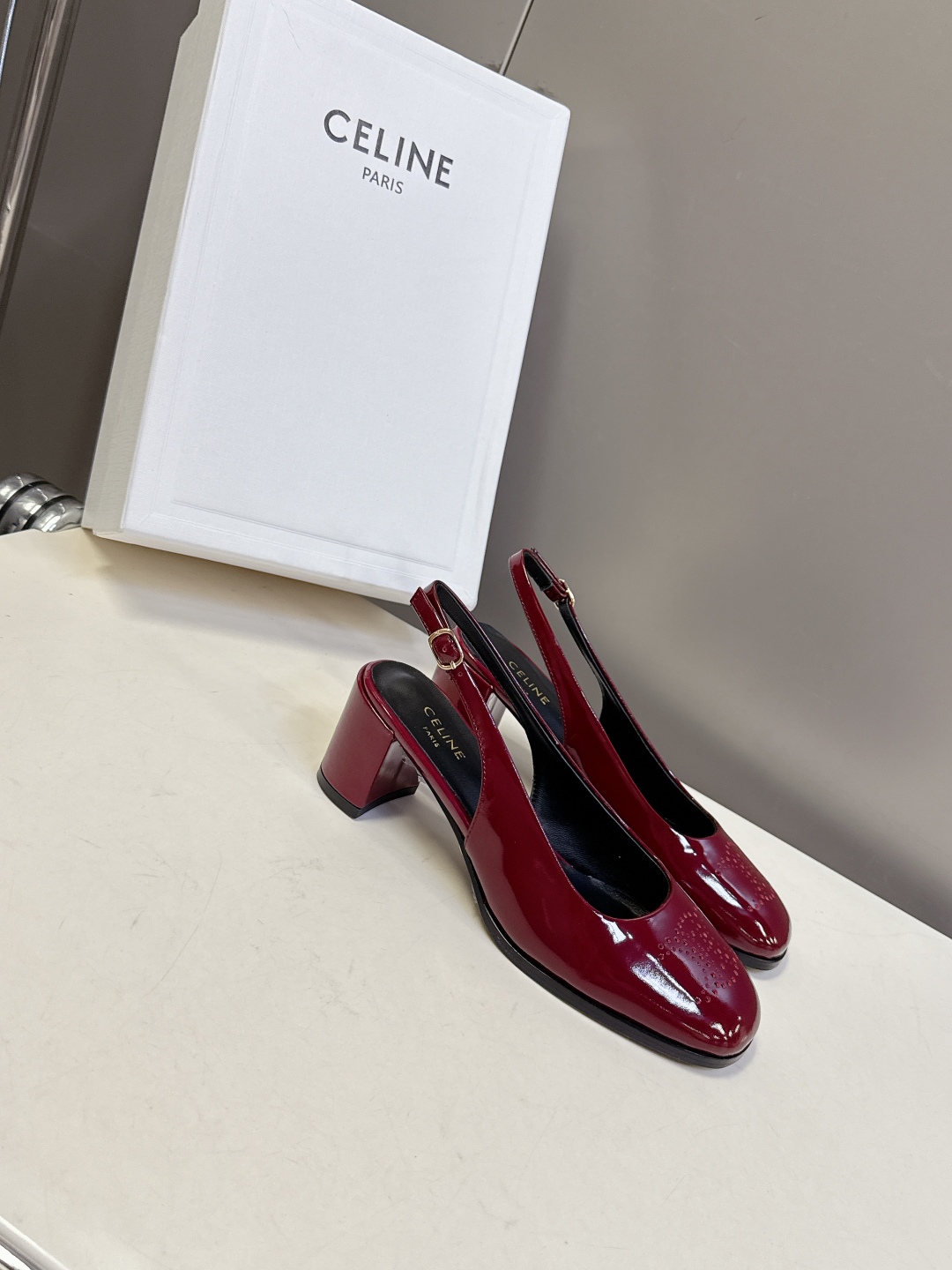  Celine思琳春夏凯旋门时装高跟鞋 柔美的露脚设计，

上脚真的超级显瘦超级美 C家特定的精致凯旋门